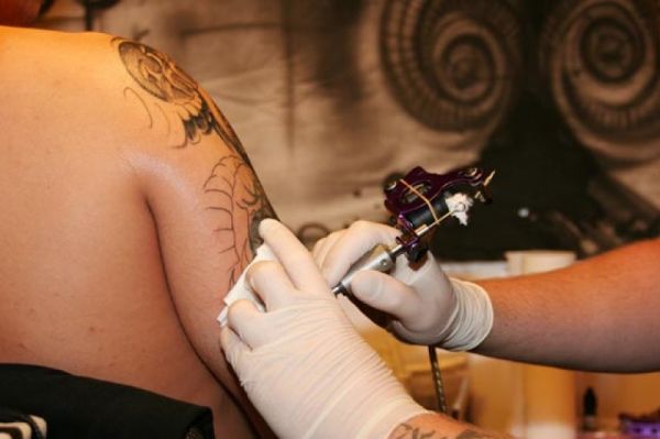 Projeto determina que apenas médicos possam fazer tatuagem 5