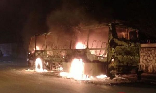Ônibus da Águia Azul pega fogo na estrada da balsa em Arraial Dajuda 5