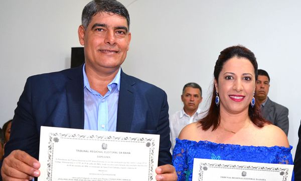 Foto: Agnelo Silva Santos e Cláudia Oliveira, prefeita de Porto Seguro são diplomados.