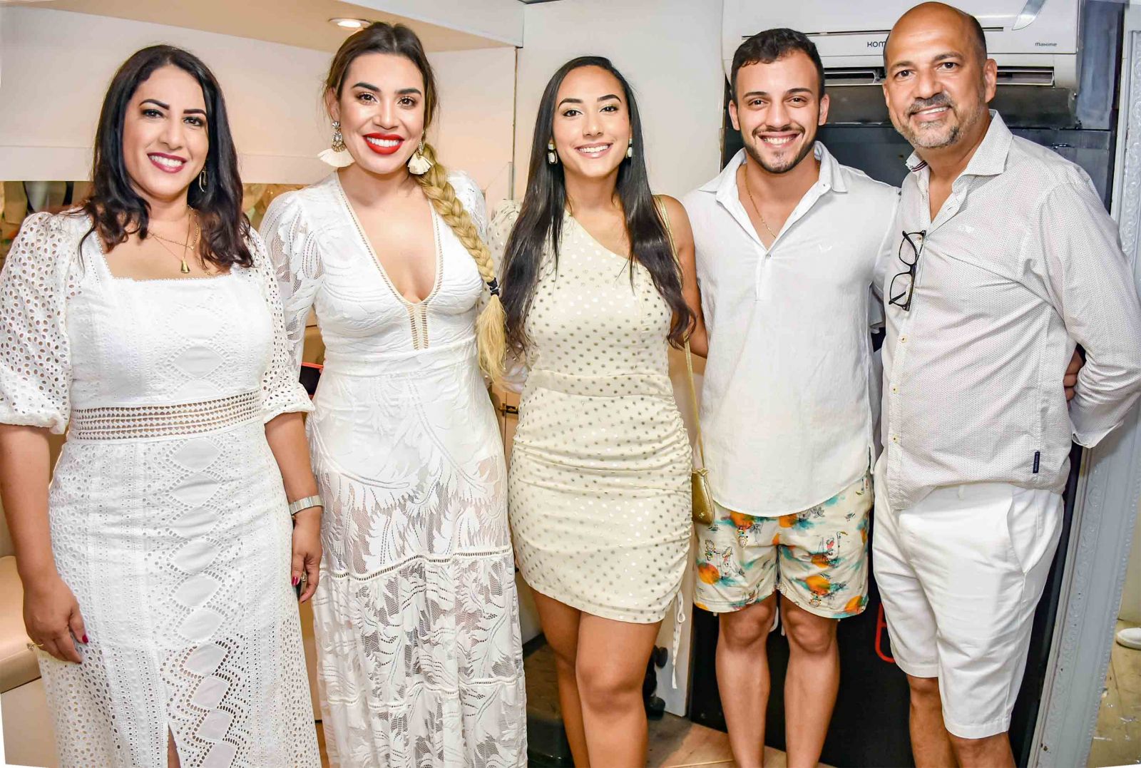 Prefeita Cludia Oliveira, ao lado do esposo Robrio Oliveira, e da Filha Larissa Oliveira recepcionados por Naiara Azevedo, principal atrao da noite. (Foto: Divulgao)