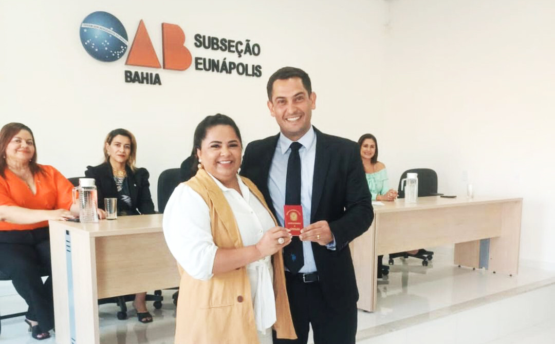 Advogada, Edleuza Alves Viana, moradora de Itabela, recebe sua carteira profissional da OAB. (Foto: Divulgao)