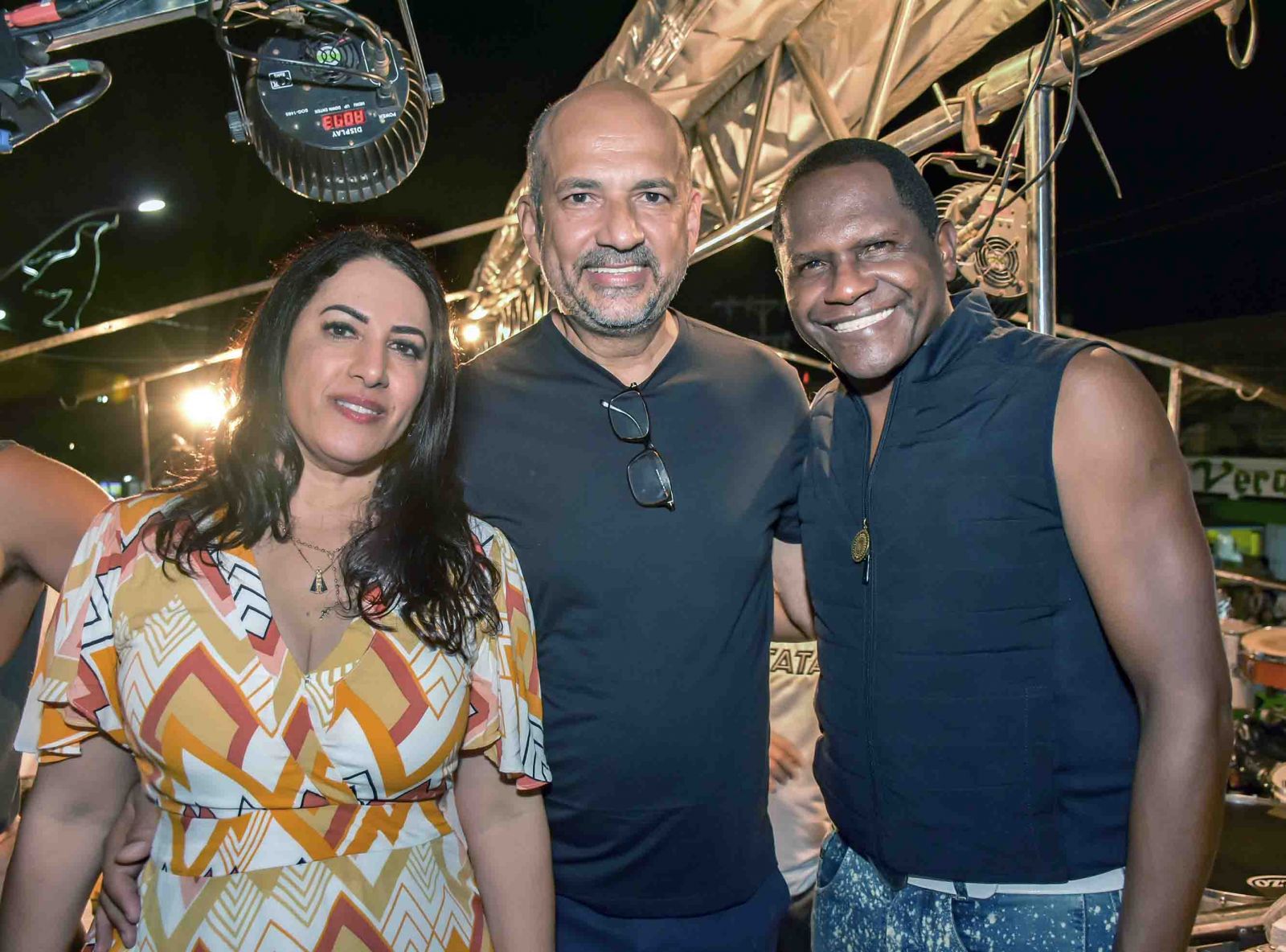 Prefeita Cludia Oliveira, ao lado do esposo Robrio Oliveira e do cantor Tatau. (Foto: Divulgao)