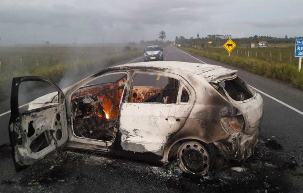 Grupo atravessou carro incendiado na BA-275, que d acesso  cidade  Foto: Crisney Souza Dias/Site +BN