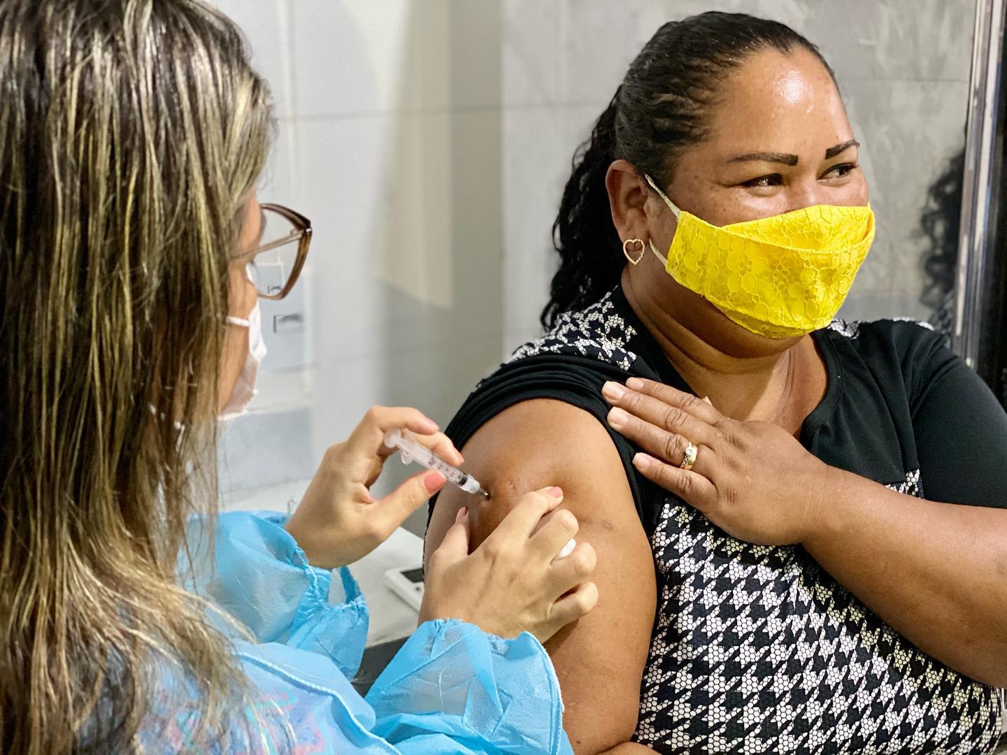 Tcnica, Ana Paula Silva, 41 anos foi a primeira a ser vacinada no municpio. (Foto: Divulgao)
