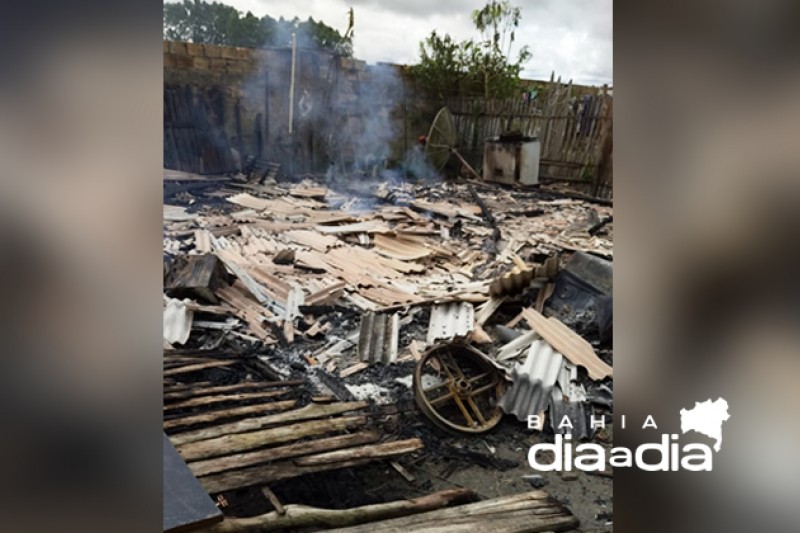 Foto: Vizinhos tentaram apagar o fogo, mas as chamas tomaram conta da casa. (Foto: Reproduo/BAHIA DIA A DIA)