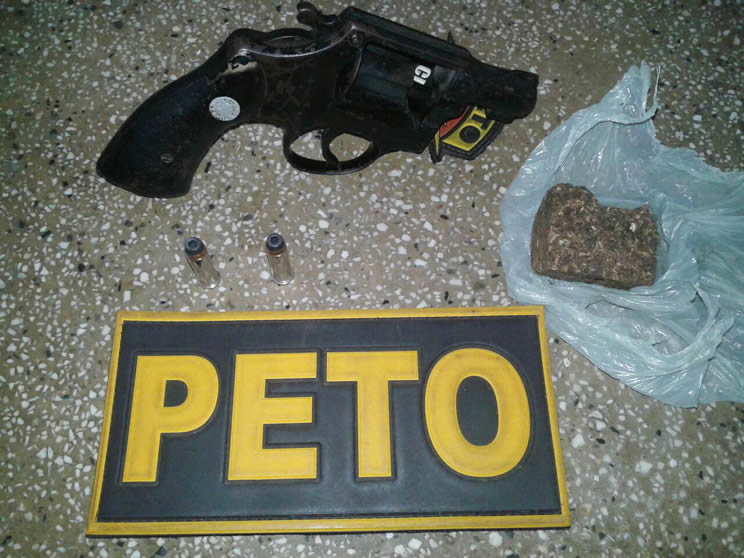 PETO prende Grupo de Itabela com arma e maconha, em Teixeira de Freitas