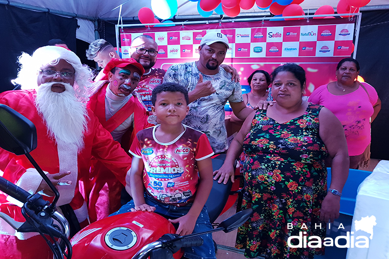 Maria Clia Barbosa de Souza, moradora do bairro Bandeirantes foi a ganhadora da moto. (Foto: Alex Gonalves/BAHIA DIA A DIS)