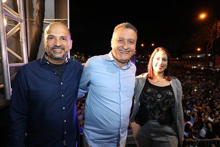 Rui Costa, ao lado do prefeito Robrio Oliveira e Cludia Oliveira. (Foto: Mateus Pereira/GOVBA)
