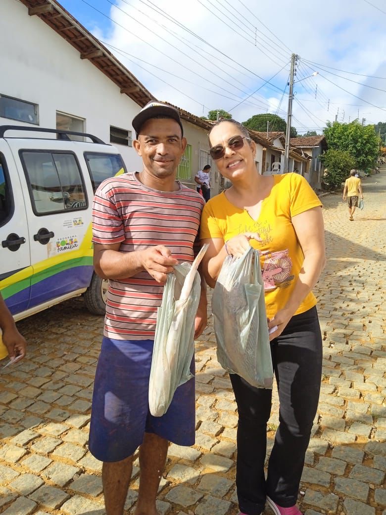 Famlias em vulnerabilidade social de Itabela recebem peixe da Semana Santa - (Foto: Divulgao)