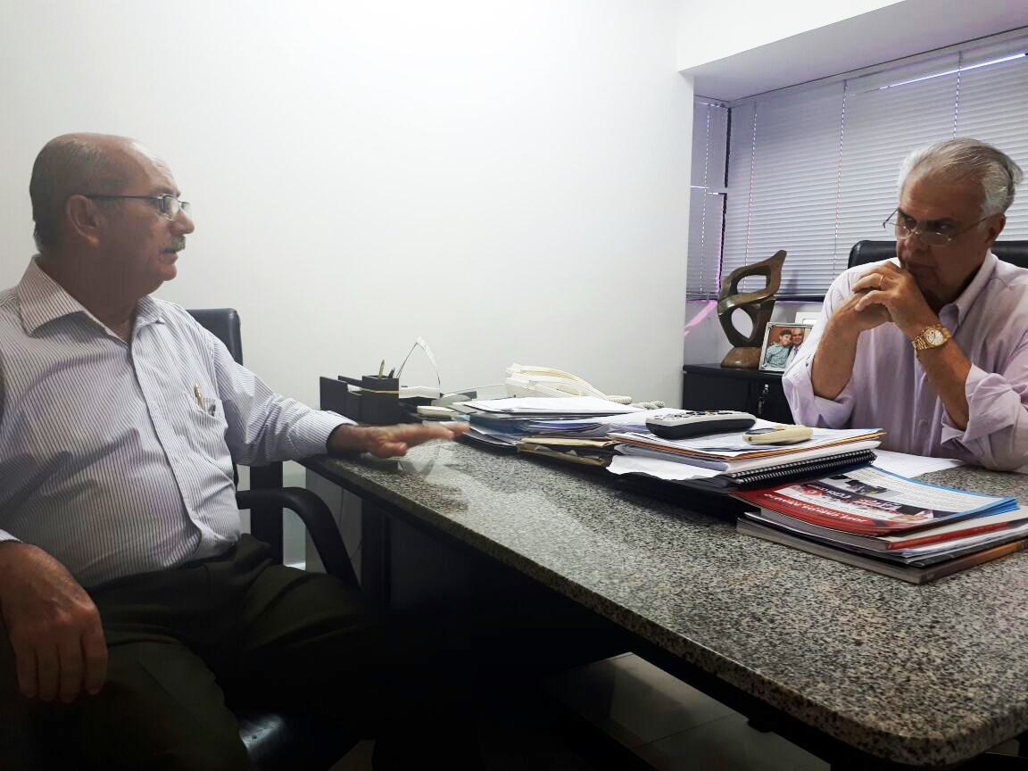 Vereador Carlos da Autoescola (PR) protocola emendas no gabinete deputado federal Jos Carlos Arajo (PR). ( Foto: Divulgao)