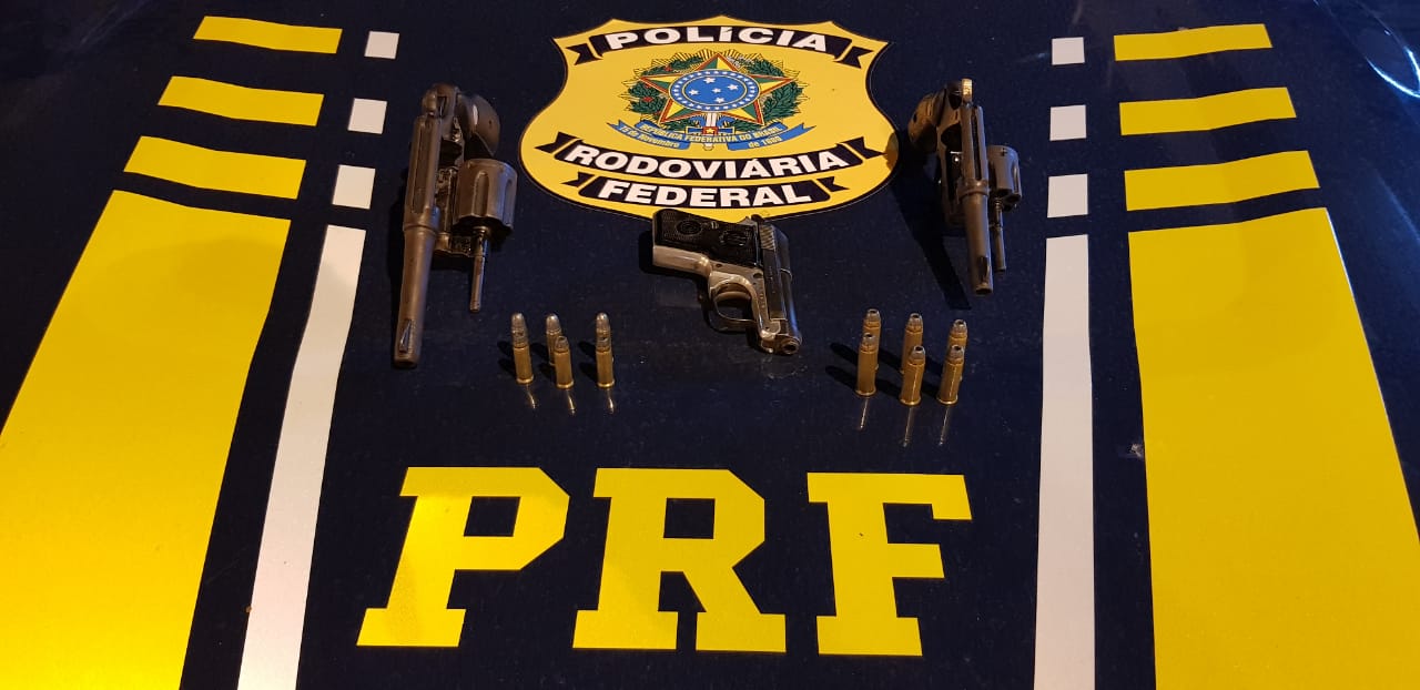 Com os suspeitos a Polcia Rodoviria Federal (PRF) apreendeu dois revlveres, uma pistola e munies. (Foto: Divulgao/PRF)