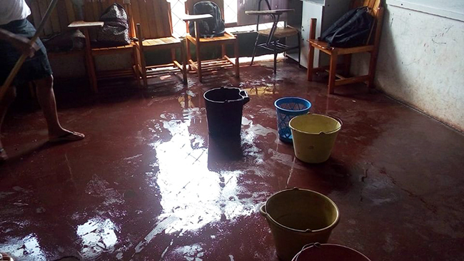 Estudantes colocaram baldes nas salas para captar a gua da chuva que invadiu a sala. (Foto: Divulgao)