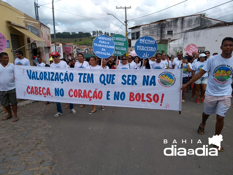 Servidores foram as ruas da cidade em reivindicao para que a prefeita Christine Pinto (PSD). (Foto: Reproduo/Whatsapp)