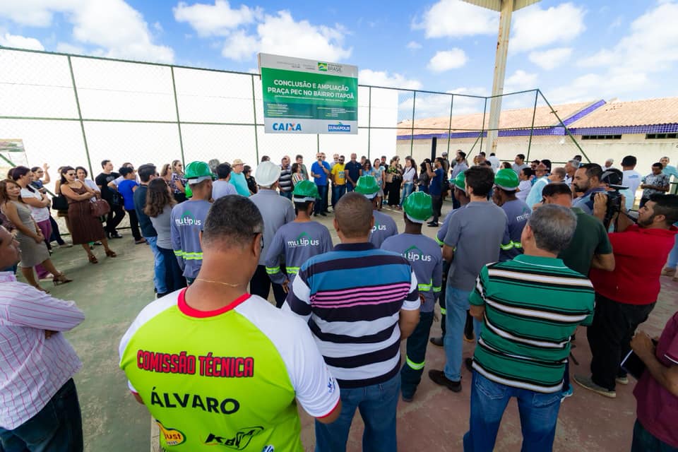 Robrio Oliveira assinou ordens de servio para retomada do PEC e a Creche Escola. (Foto: Divulgao)