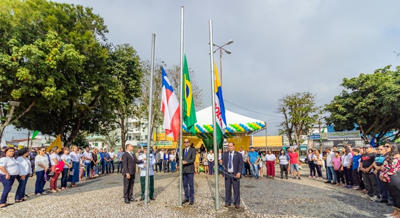 Hasteamento das bandeiras do Municpio aconteceu na Praa da Bandeira. (Foto: Divulgao)