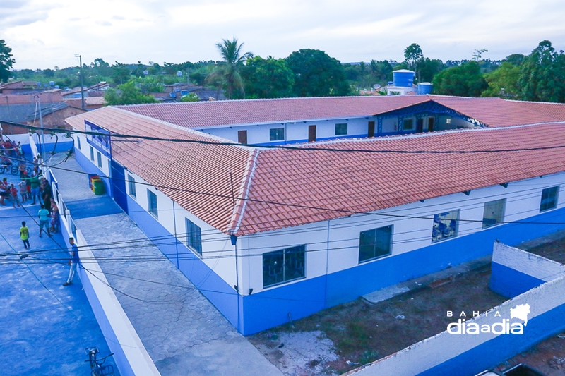 Totalmente reconstruda, a escola com aspecto moderno tem capacidade para acomodar uma mdia de 800 alunos. (Foto: Joziel News/BAHIA DIA A DIA)