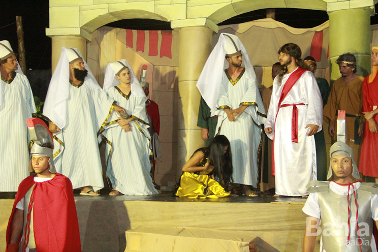 Encenao da Paixo de Cristo emociona pblico em Itabela. (Foto: lex Mateus)