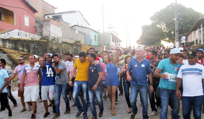 Uldurico Junior atrai centenas de eleitores para caminhada em Monte Pascoal. (Foto: Divulgao)