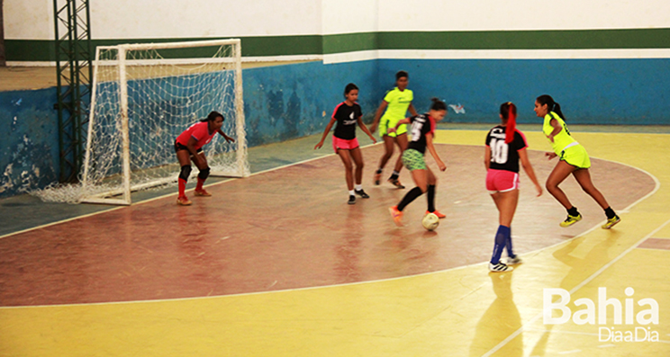Equipe feminina de futsal realiza amistoso em Guaratinga. (Foto: Alex Barbosa/BAHIA DIA A DIA)