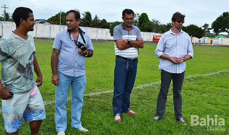 Coronel percorreu e avaliou vários aspectos do estádio em Itabela. (Foto: Alex Gonçalves/BAHIA DIA A DIA)