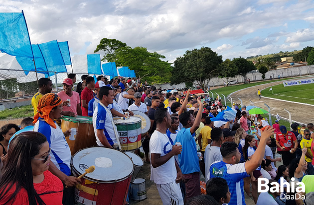Torcida de Itabela fez festa no Manzolo at o final do jogo. (Foto: Joziel Costa/BAHIA DIA A DIA)