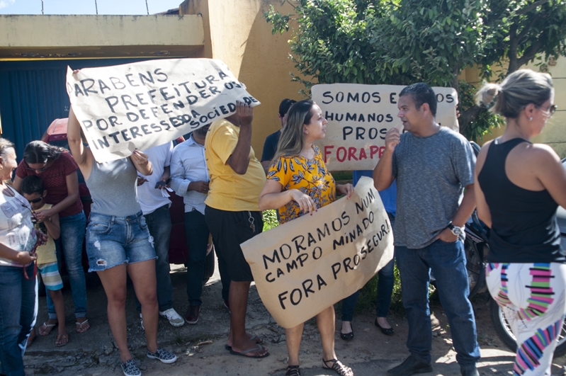Moradores fizeram protesto que pedia o deslocamento da empresa para outro local.