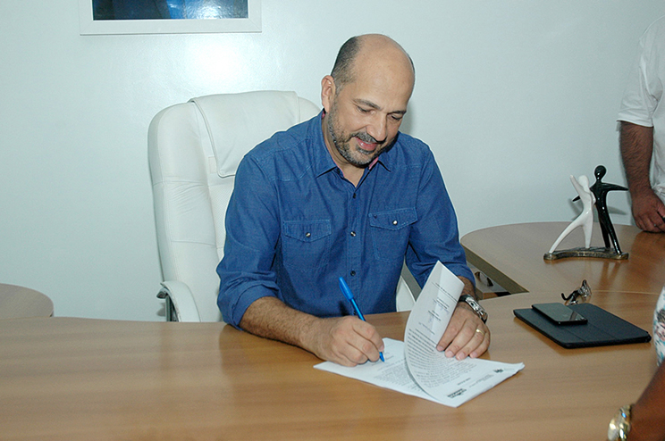 Prefeito de Eunpolis, Robrio Oliveira, autorizou a publicao do edital de licitao. (Foto: Divulgao)