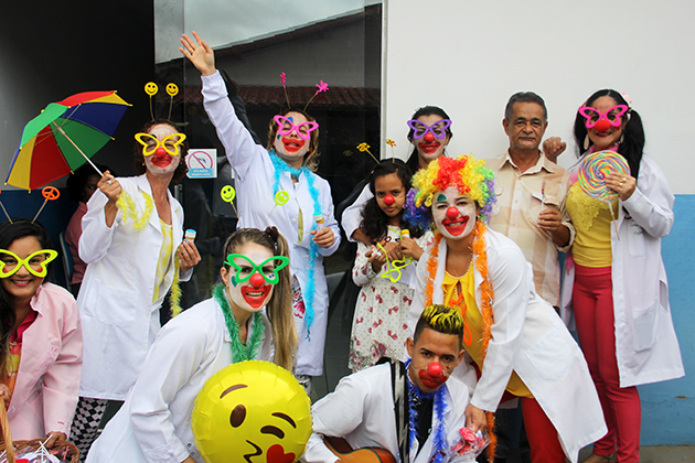 Projeto leva alegria aos pacientes de hospital e unidades de sade. (Foto: Divulgao/Ascom)