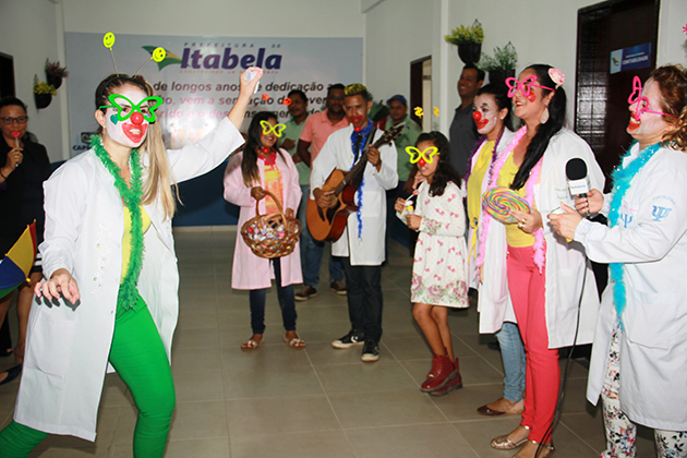 Projeto leva alegria aos pacientes de hospital e unidades de sade. (Foto: Divulgao/Ascom)