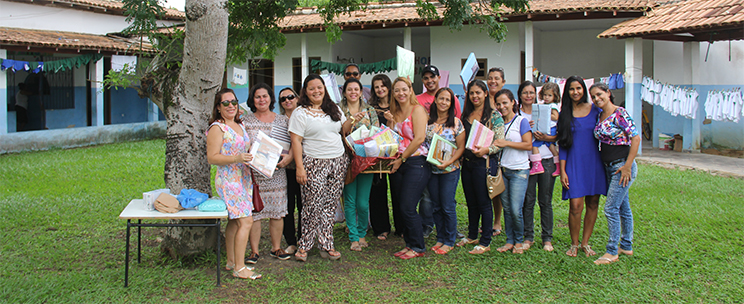 Equipe da Secretaria de Educao doa lenis para creche Jovina Batista