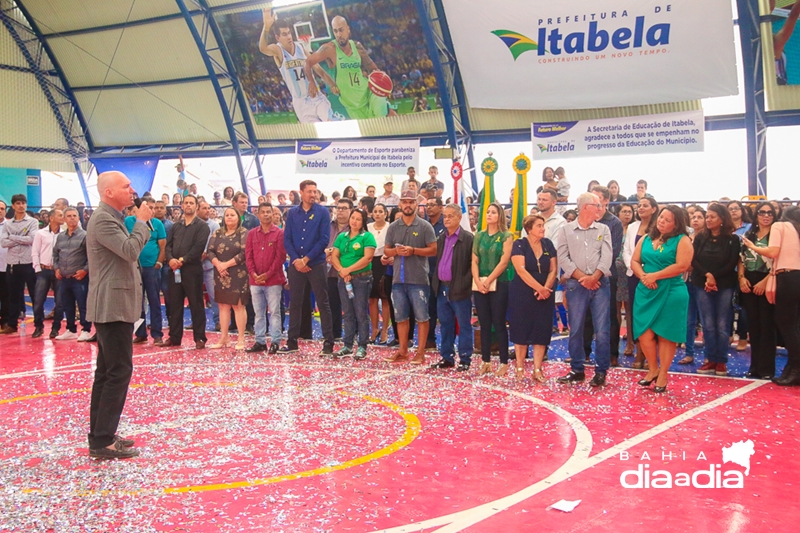 Prefeito Francisqueto entrega a primeira quadra poliesportiva de Itabela. (Foto:Joziel Costa/BAHIA DIA A DIA )