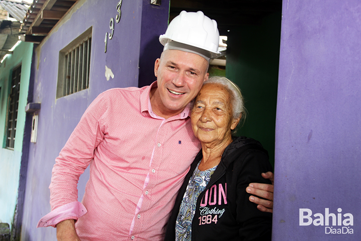 Aposentada Valdomira Ribeiro de 83 anos, agradece o prefeito pela obra na rua . (Foto: Alex Gonalves/BAHIA DIA A DIA)