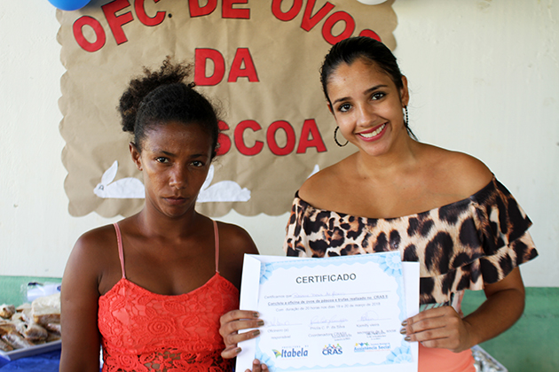 Secretria de Assistncia Social, Kamily Vieira, fez a entrega dos certificados de concluso para as participantes. (Foto: Divulgao)