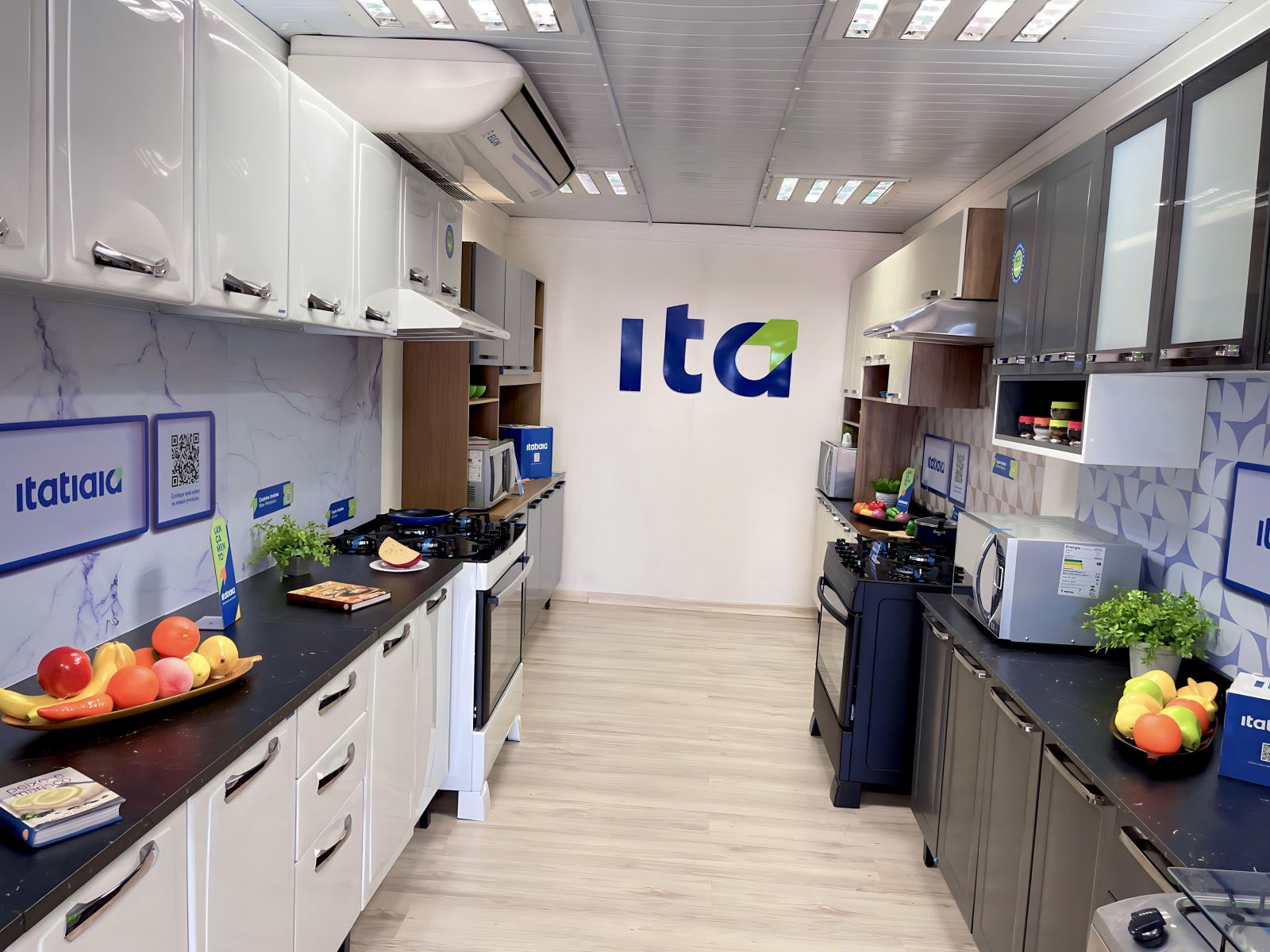 Lojas Nobre traz carreta Show Room Itatiaia a Itabela oferecendo extensa variedade de produtos. (Foto: Alex Gonalves/BAHIA DIA A DIA)