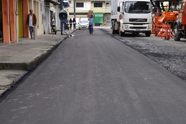 O asfalto comeou a ser implantando na manh desta segunda-feira . (Foto: Divulgao)