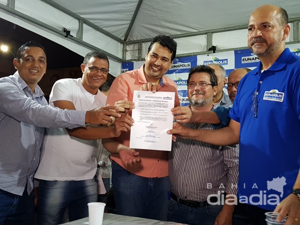 Robrio Oliveira realiza assinatura da entrega dos onze novos veculos. (Foto: Alex Gonalves/BAHIA DIA A DIA)