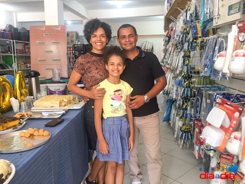 Empreendedores, Mayara Souto e Valdeerbert Souto e a filha do casal, Raquel Vitria, durante a inaugurao da loja. (Foto: Divulgao)
