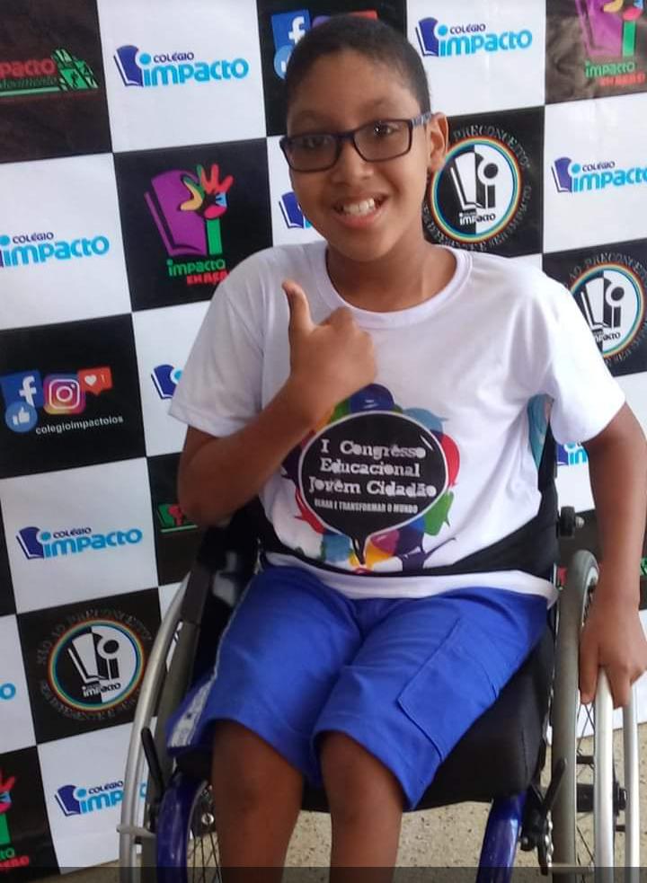 Arthur Santana Matos dos Santos, 13 anos nasceu com hidrocefalia e mioeleminigossele. (Foto: Divulgao)