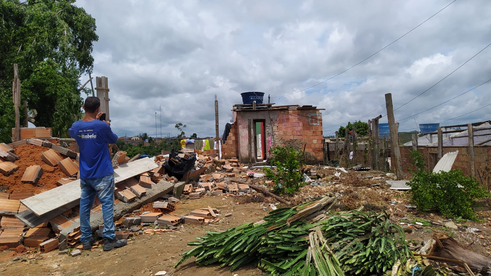 Temporal com fortes ventos que atingiu o distrito de Monte Pascoal, causou o destelhamento de diversas residncias. (Foto: Divulgao)