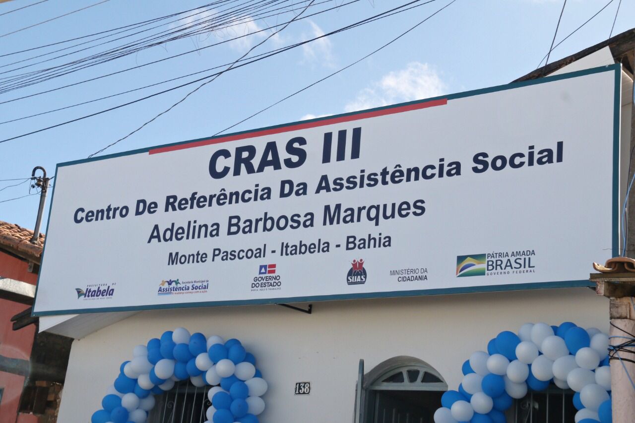 Populao de Monte Pascoal recebe nova sede do CRAS, carro 0km e ruas pavimentadas