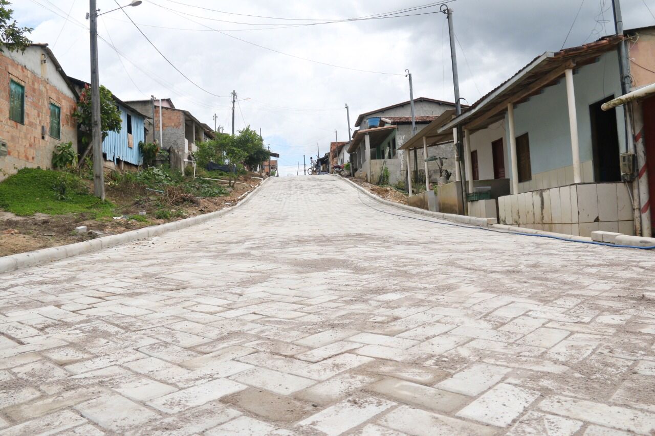 Populao de Monte Pascoal recebe nova sede do CRAS, carro 0km e ruas pavimentadas