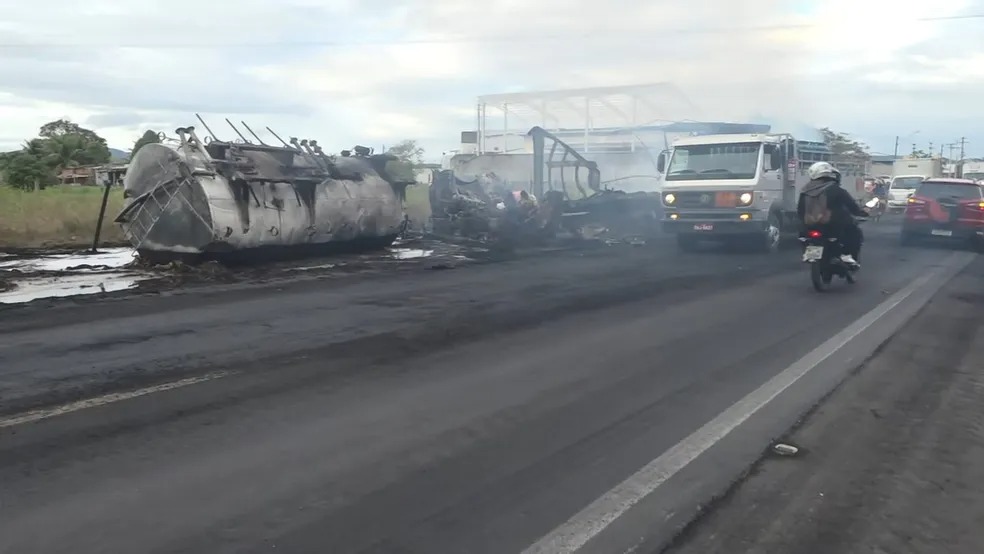 Motoristas de carretas que pegaram fogo aps batida na BR-415 morreram carbonizados