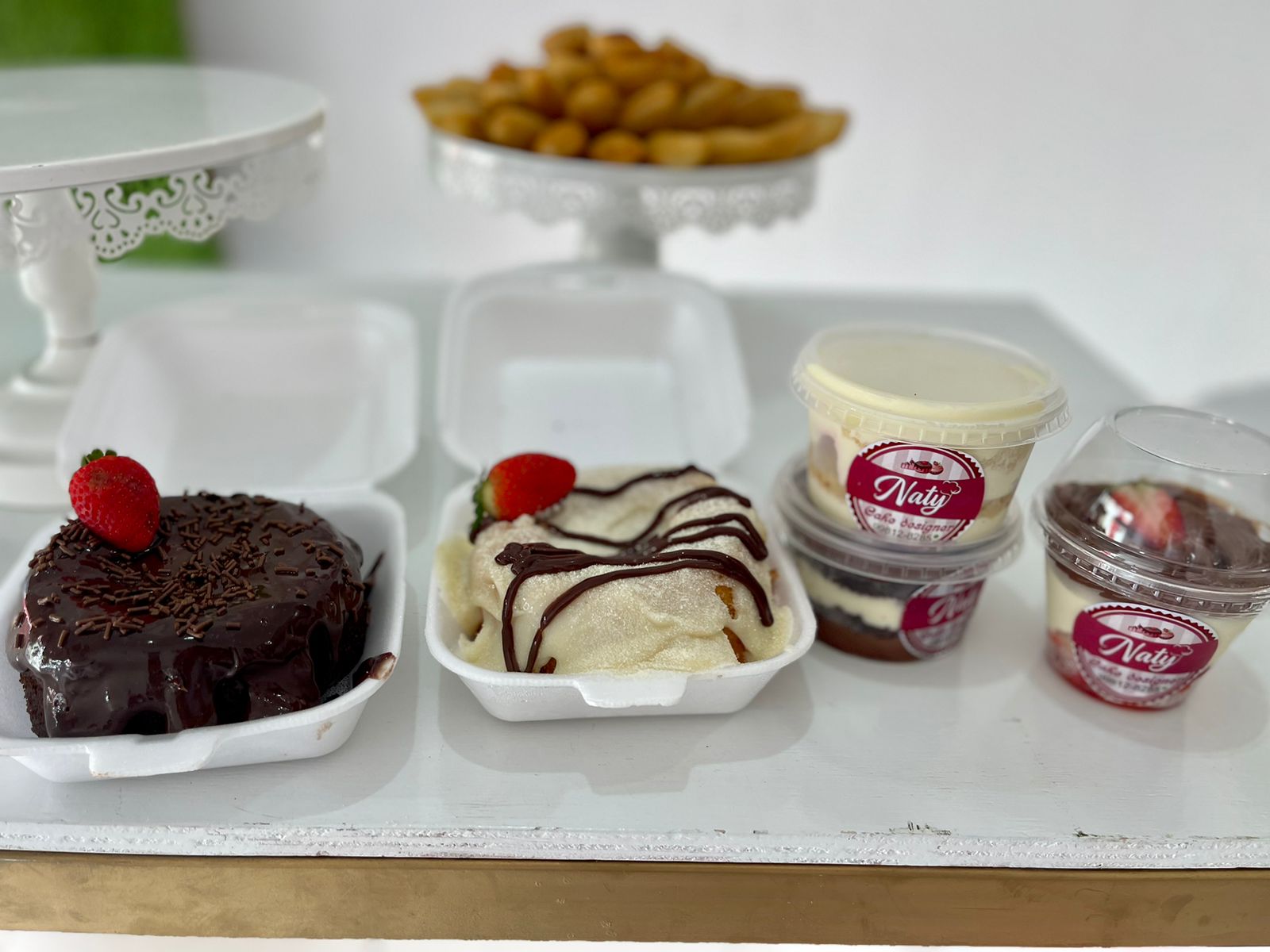 Naty Cake trabalha com bolos confeitados, doces personalizados, trufas, bolo de pote, mini vulco e sobremesas em geral.