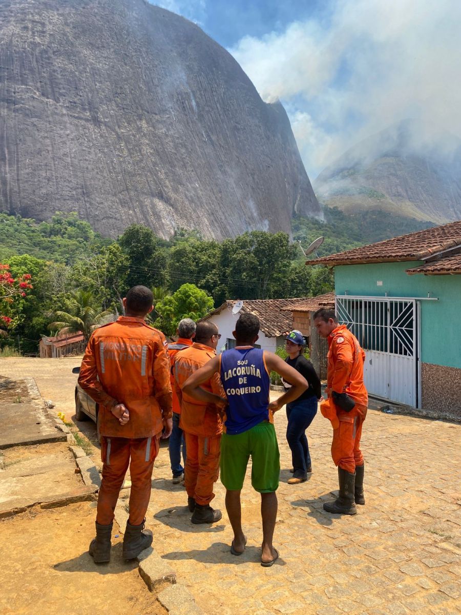 Guaratinga: equipes trabalham para conter incndio em rea de mata na pedra de Cajuta. (Foto: Divulgao)