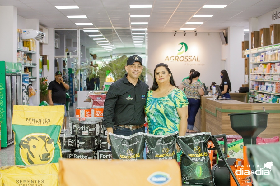 Casal de empreendedores, Robson Rodrigues e Viviane Rodrigues durante reinaugurao da Agrossal Agro veterinria (Foto: Orasta)