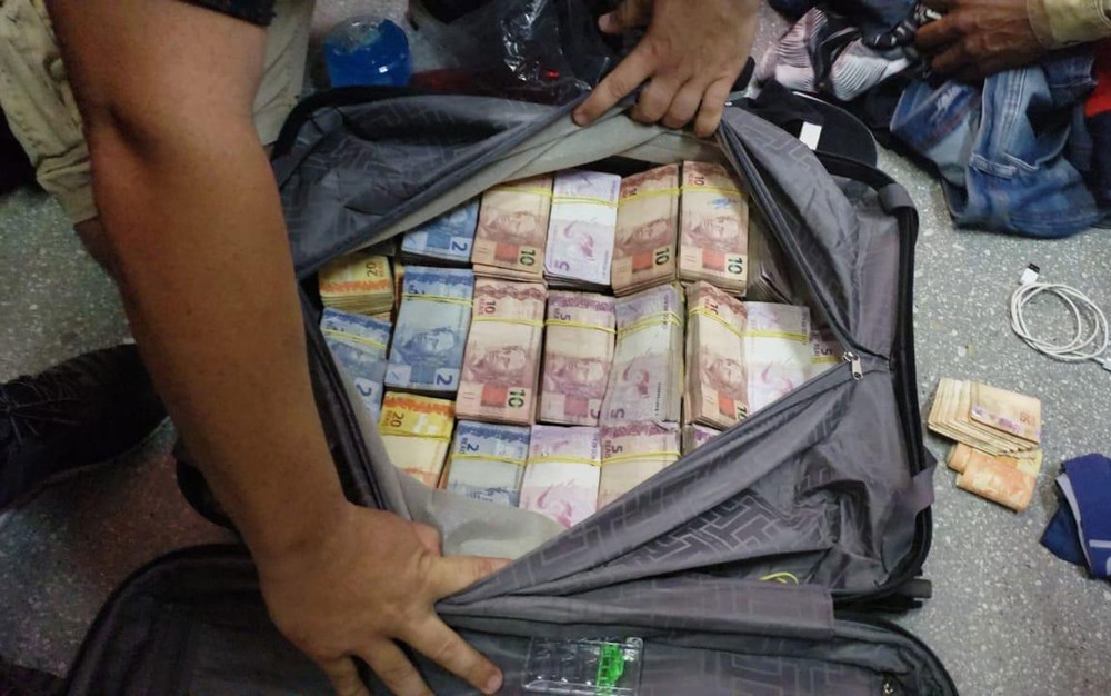 Mala com dinheiro encontrada com homens suspeitos de furtarem banco em Teixeira de Freitas, no sul da bahia  Foto: Divulgao/Polcia Federal