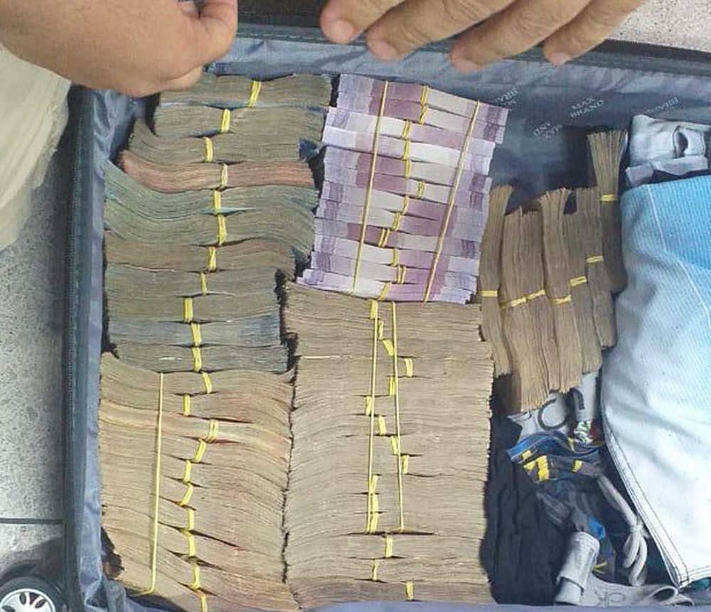 Foto: Divulgao/Polcia Federal - Mala com dinheiro encontrada com homens suspeitos de furtarem banco em Teixeira de Freitas. 