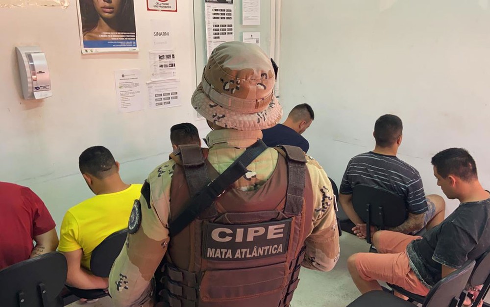 Seis so presos suspeitos de assaltar banco na Bahia e tentarem embarcar com dinheiro em aeroporto do sul do estado  Foto: Divulgao/SSP-BA
