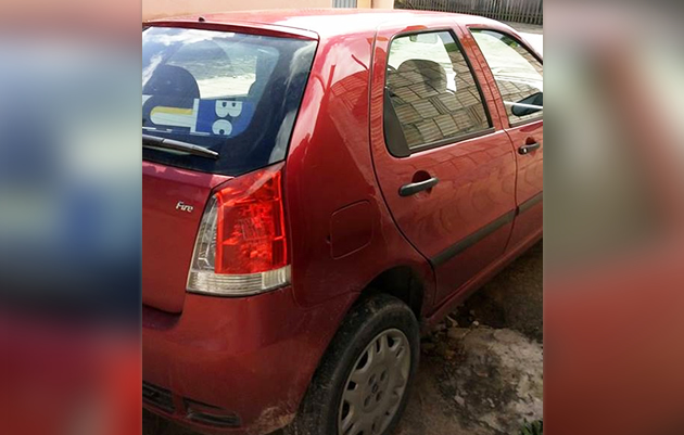 Veculo roubado  um Fiat Palio de cor vermelha de placa policial MRV 9049, licenciado em Vila Velha ES.