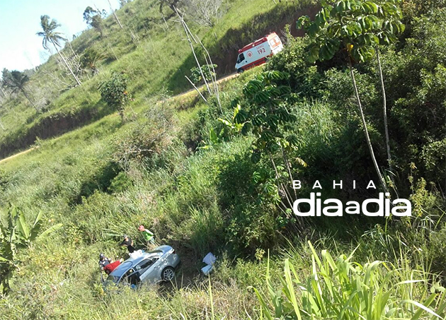 Carro com familiares bateu em um buraco na pista e caiu no barranco. (Foto: Reproduo/Whatsapp)